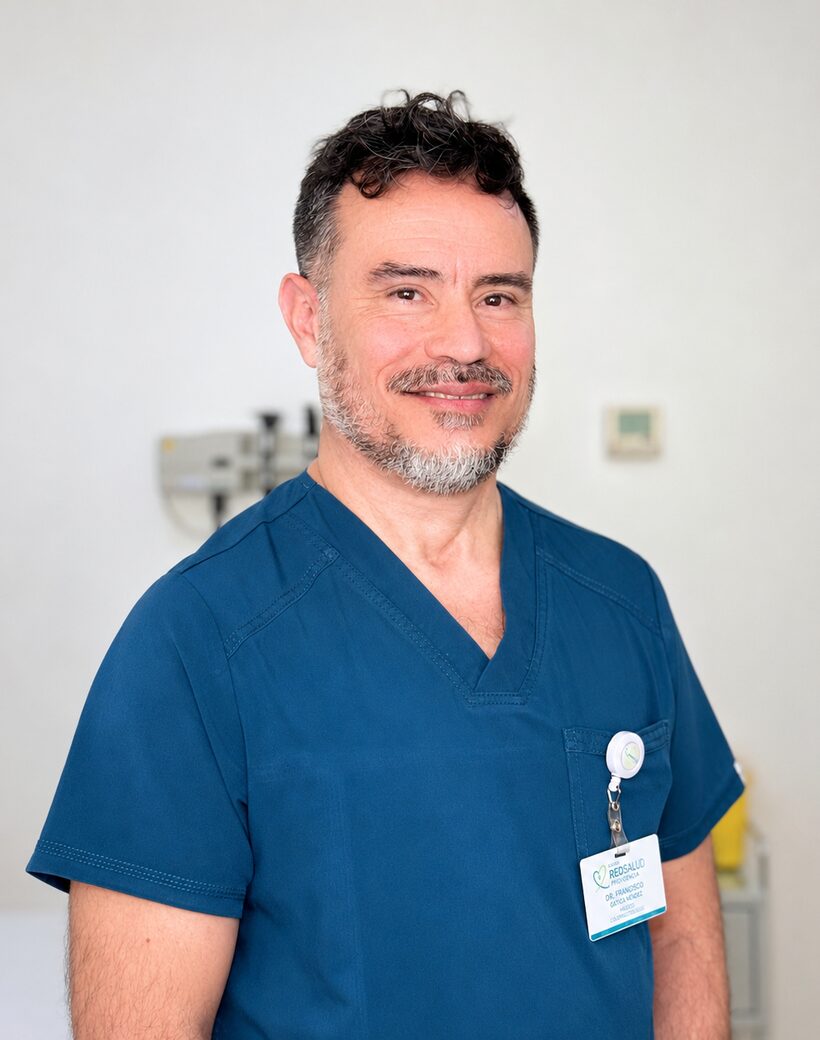 Dr. Francisco Gatica durante la atención en consulta